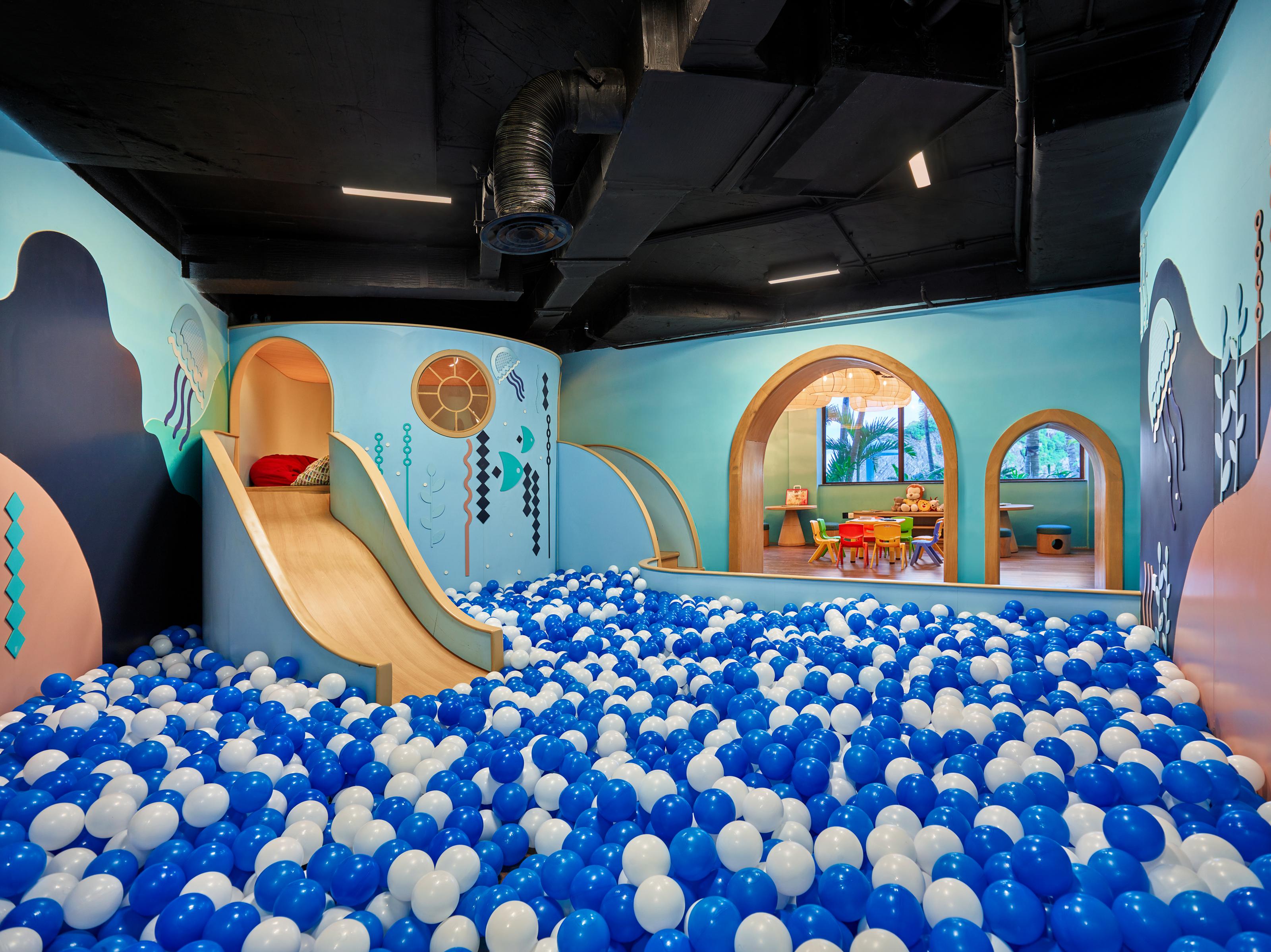 Hotel Perle D'Orient Cat Ba - Mgallery Chan Chau Екстериор снимка Ball pit at the Children's Museum of Oak Ridge